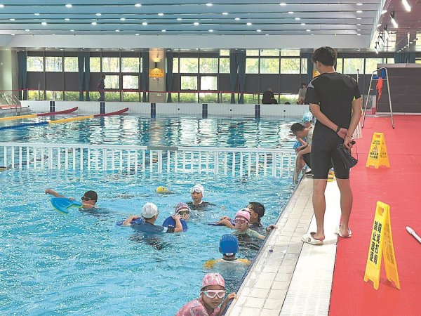 银铺子配资 乡村娃：“在泳池里玩水太爽了”